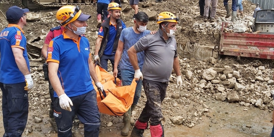 Artvin'de selde kaybolan 3 kişinin cansız bedenine ulaşıldı! 3