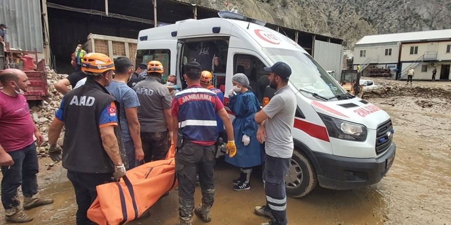 Artvin'de selde kaybolan 3 kişinin cansız bedenine ulaşıldı! 4