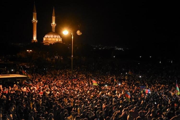 Azerbaycan'da halk sokaklara döküldü! Seferberlik çağrısı yaptılar 1
