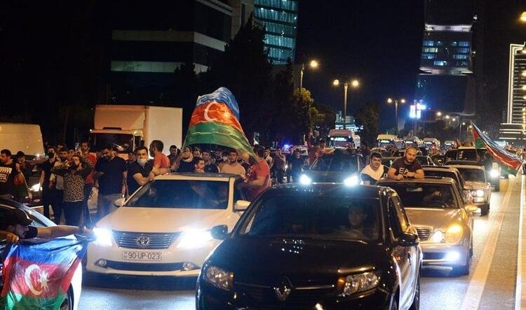 Azerbaycan'da halk sokaklara döküldü! Seferberlik çağrısı yaptılar 10