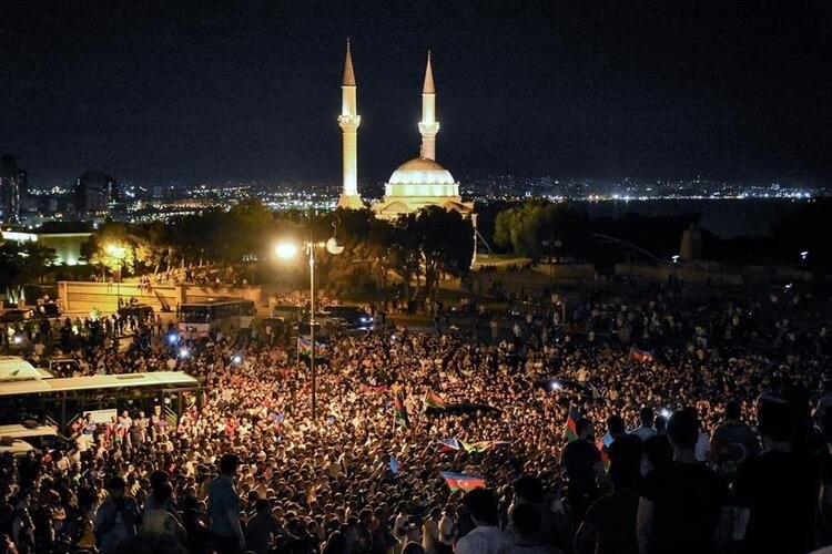 Azerbaycan'da halk sokaklara döküldü! Seferberlik çağrısı yaptılar 12
