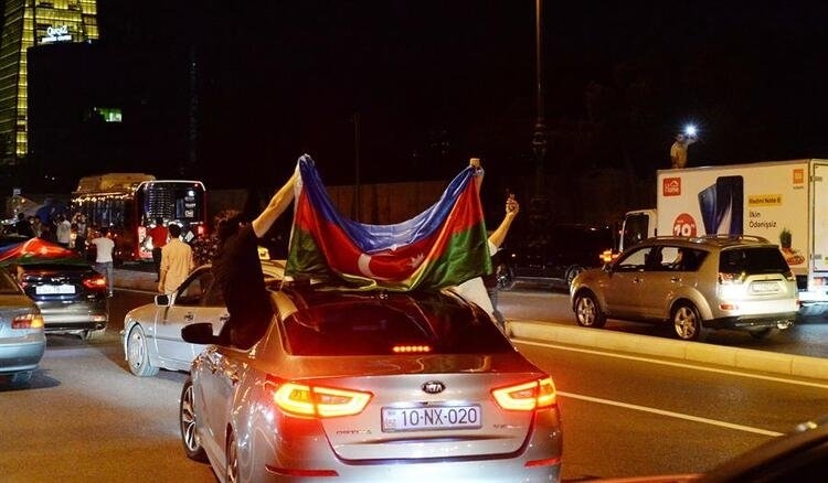 Azerbaycan'da halk sokaklara döküldü! Seferberlik çağrısı yaptılar 4