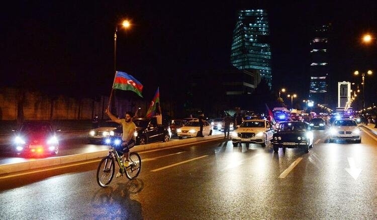 Azerbaycan'da halk sokaklara döküldü! Seferberlik çağrısı yaptılar 5