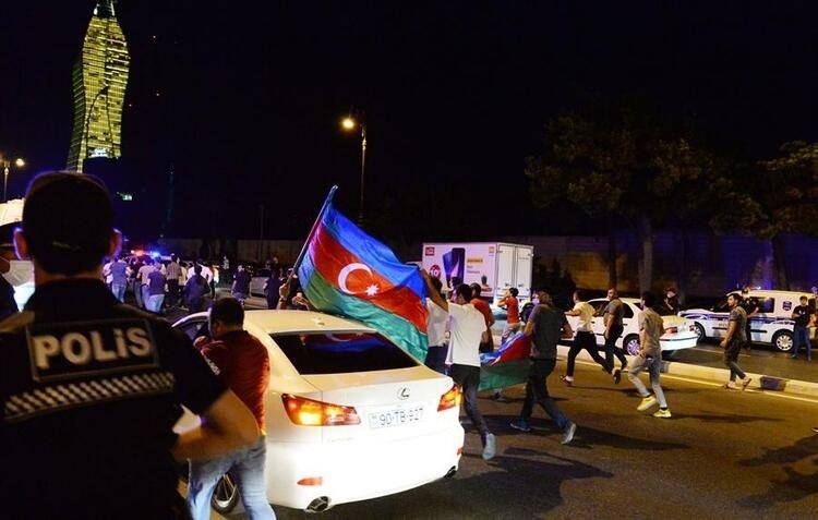 Azerbaycan'da halk sokaklara döküldü! Seferberlik çağrısı yaptılar 7