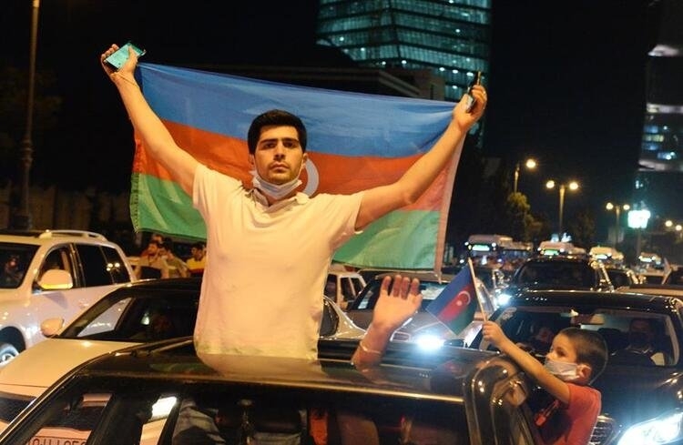 Azerbaycan'da halk sokaklara döküldü! Seferberlik çağrısı yaptılar 8