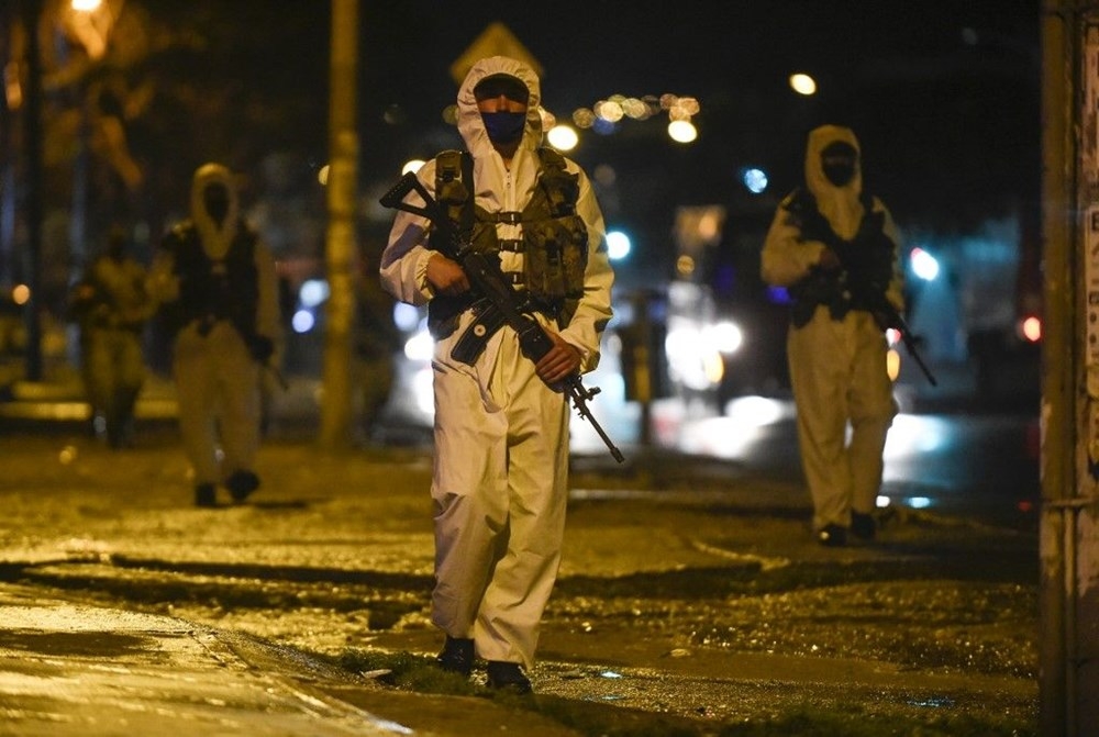 Karteller sokağa indi! Kovid-19 kurallarına uymayanlar öldürülüyor 2