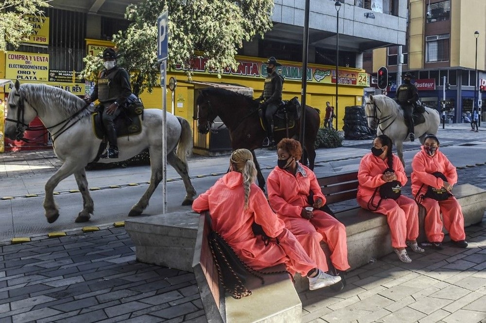 Karteller sokağa indi! Kovid-19 kurallarına uymayanlar öldürülüyor 6