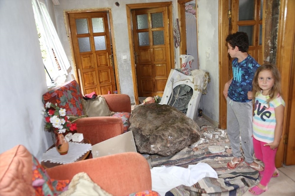 Ordu'da kaya parçası eve düştü! Çamaşır makinesi faciayı önledi 5