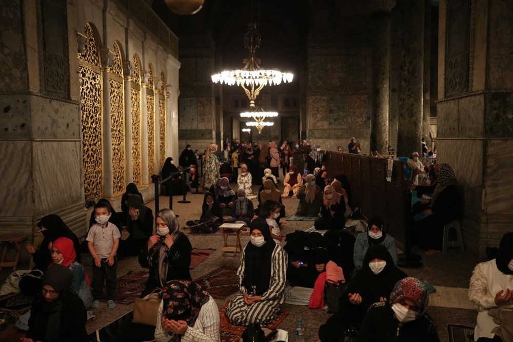 Ayasofya'da kalabalık azalmıyor! Sabah namazında her yer doldu taştı 10