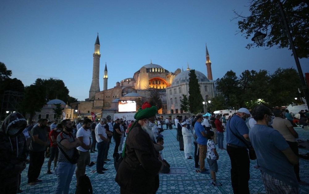 Ayasofya'da kalabalık azalmıyor! Sabah namazında her yer doldu taştı 12