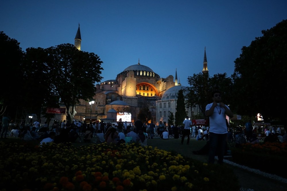 Ayasofya'da kalabalık azalmıyor! Sabah namazında her yer doldu taştı 2