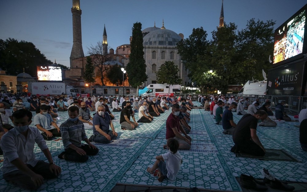 Ayasofya'da kalabalık azalmıyor! Sabah namazında her yer doldu taştı 3