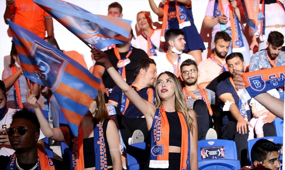 Medipol Başakşehir, şampiyonluk kupasını kaldırdı 14