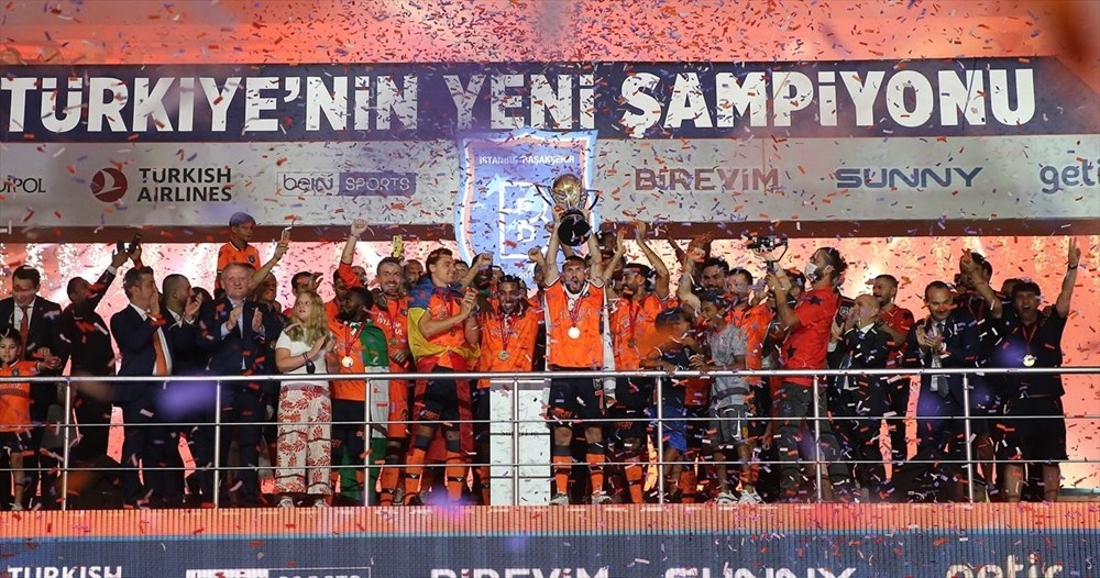 Medipol Başakşehir, şampiyonluk kupasını kaldırdı 2