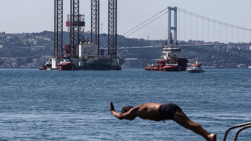 Dev petrol platformu GSP Saturn İstanbul Boğazı'ndan geçti 1