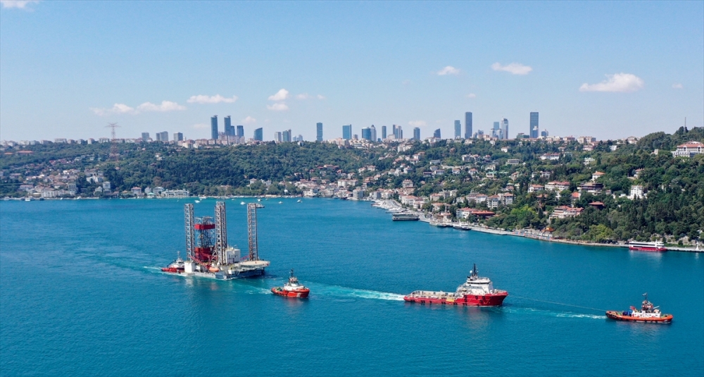 Dev petrol platformu GSP Saturn İstanbul Boğazı'ndan geçti 13