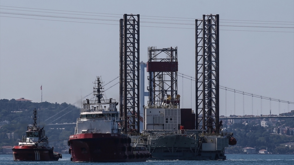 Dev petrol platformu GSP Saturn İstanbul Boğazı'ndan geçti 2