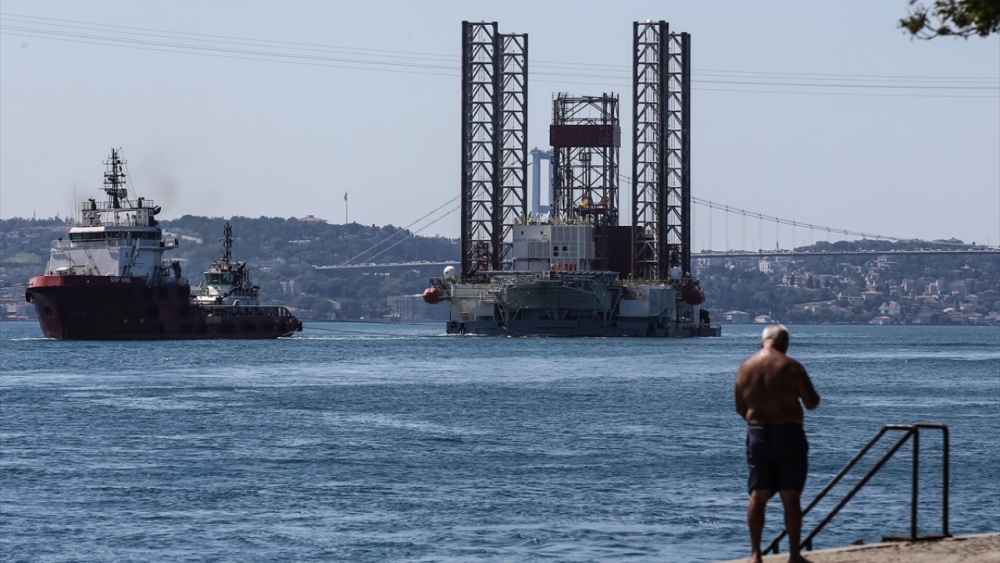 Dev petrol platformu GSP Saturn İstanbul Boğazı'ndan geçti 3