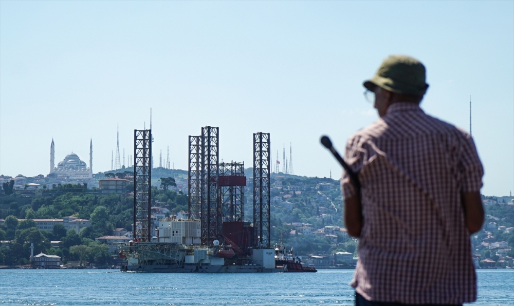 Dev petrol platformu GSP Saturn İstanbul Boğazı'ndan geçti 6