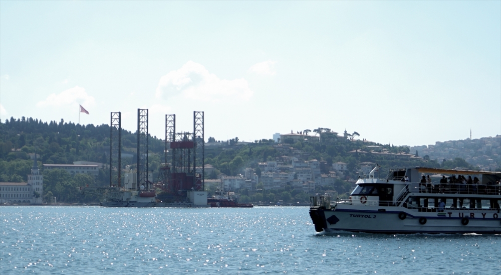 Dev petrol platformu GSP Saturn İstanbul Boğazı'ndan geçti 7