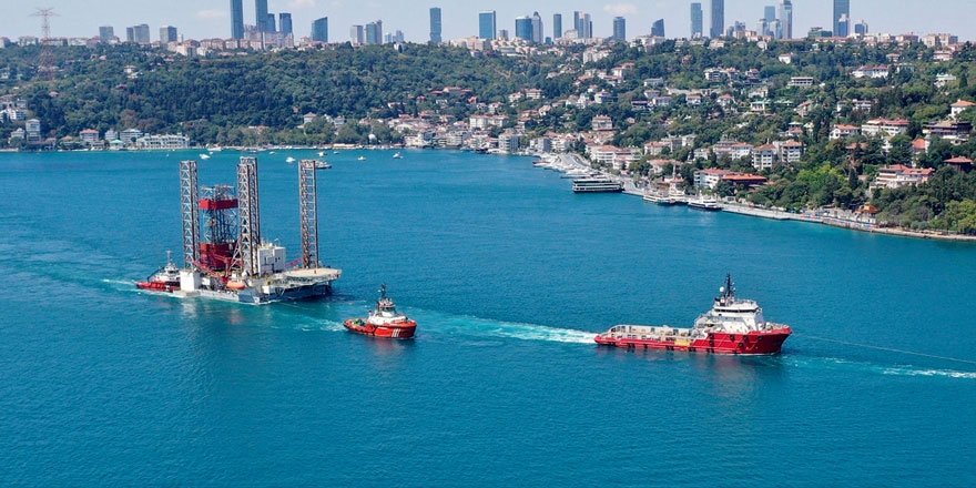 Dev petrol platformu GSP Saturn İstanbul Boğazı'ndan geçti