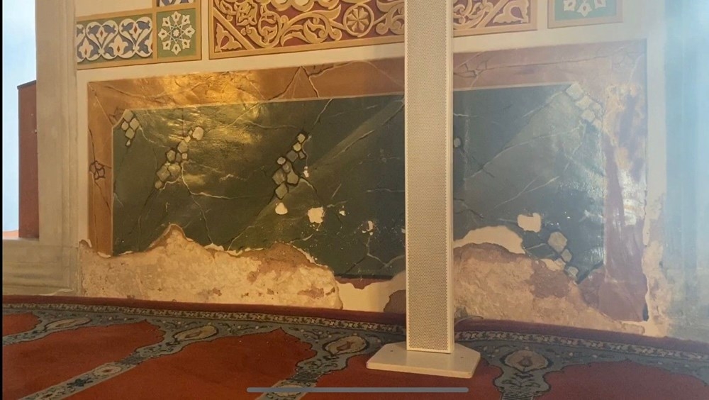 Beşiktaş'taki 465 yıllık cami rutubet nedeniyle dökülüyor 1
