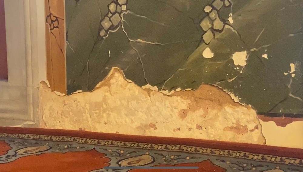 Beşiktaş'taki 465 yıllık cami rutubet nedeniyle dökülüyor 3