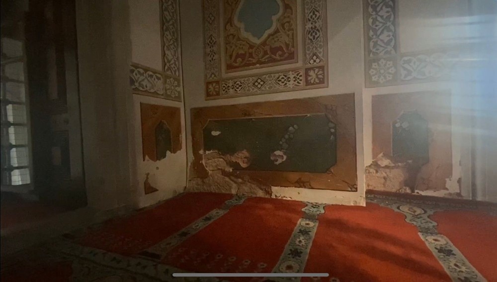 Beşiktaş'taki 465 yıllık cami rutubet nedeniyle dökülüyor 5