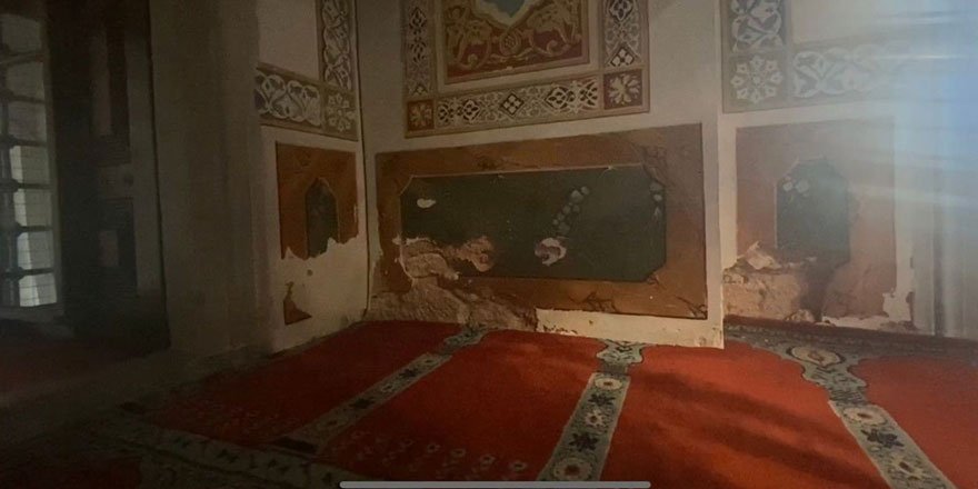 Beşiktaş'taki 465 yıllık cami rutubet nedeniyle dökülüyor