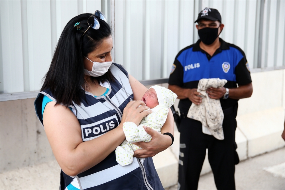 Hamile kadın uygulama noktasındaki polisin yardımıyla doğum yaptı! 3