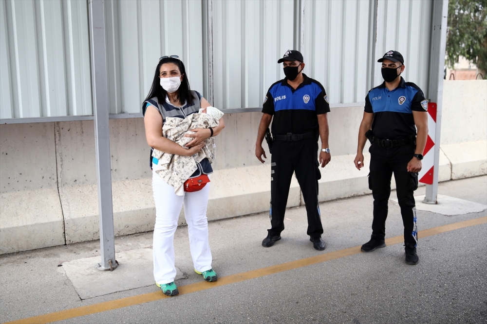 Hamile kadın uygulama noktasındaki polisin yardımıyla doğum yaptı! 4