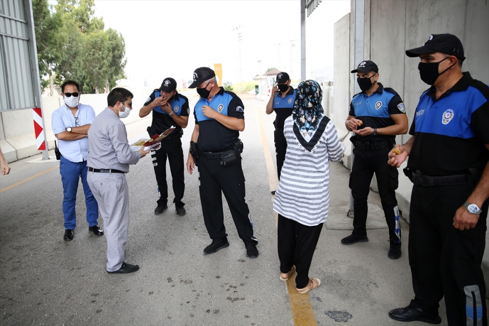 Hamile kadın uygulama noktasındaki polisin yardımıyla doğum yaptı! 7
