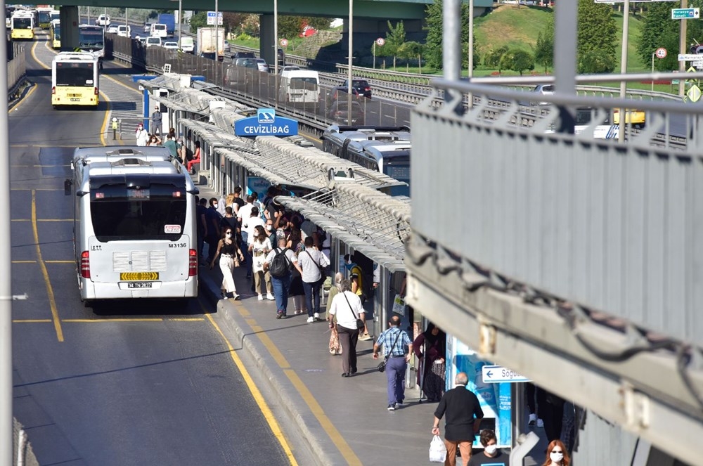 Metrobüslerde aşırı yoğunluk! Sosyal mesafe kuralı hiçe sayıldı 1