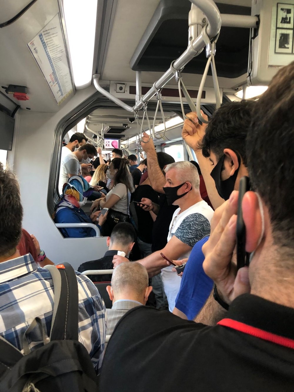 Metrobüslerde aşırı yoğunluk! Sosyal mesafe kuralı hiçe sayıldı 2
