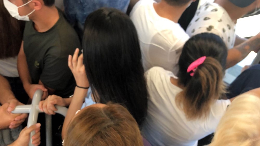 Metrobüslerde aşırı yoğunluk! Sosyal mesafe kuralı hiçe sayıldı 3