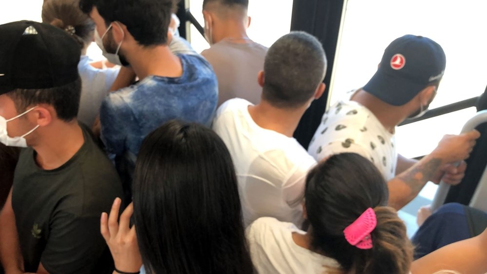 Metrobüslerde aşırı yoğunluk! Sosyal mesafe kuralı hiçe sayıldı 4