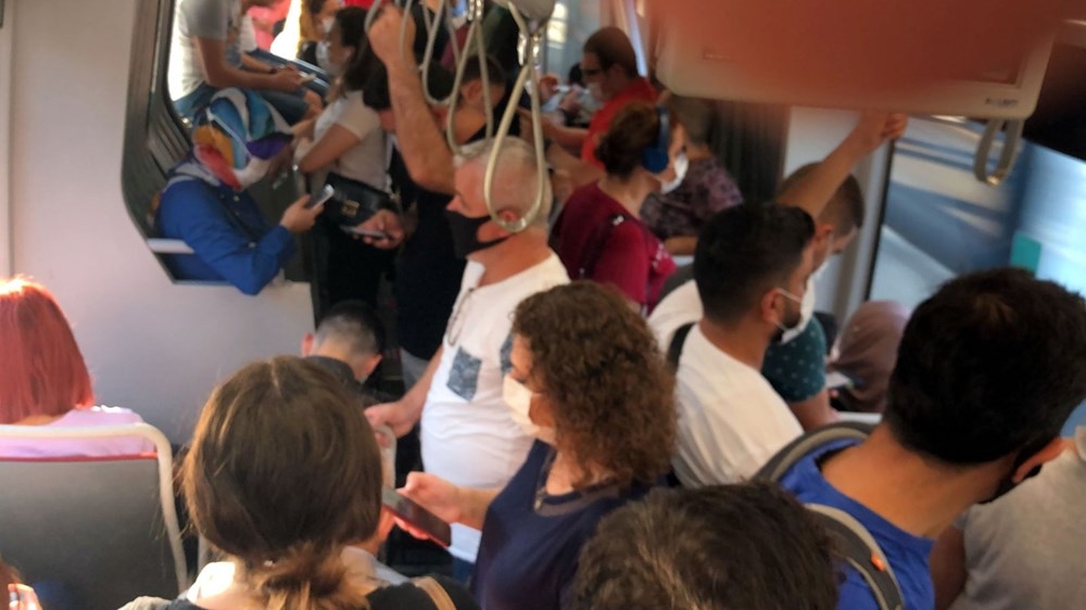 Metrobüslerde aşırı yoğunluk! Sosyal mesafe kuralı hiçe sayıldı 6