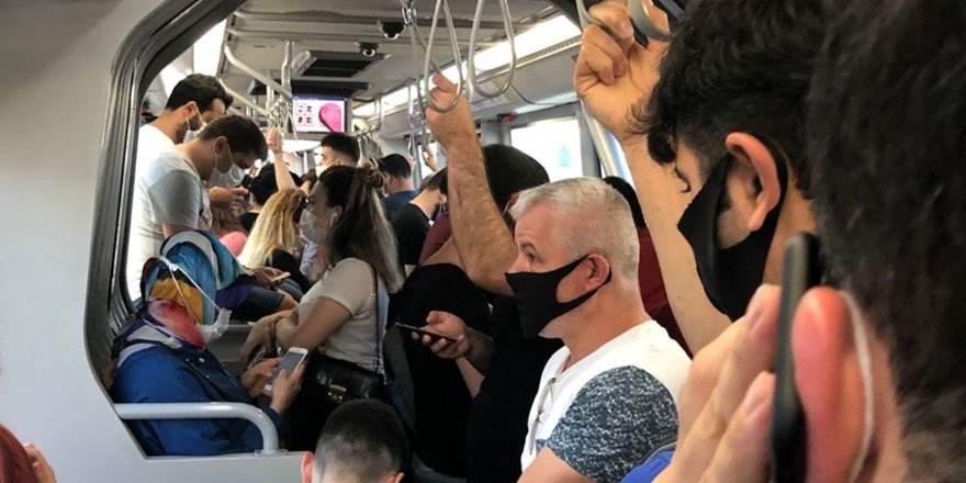 Metrobüslerde aşırı yoğunluk! Sosyal mesafe kuralı hiçe sayıldı