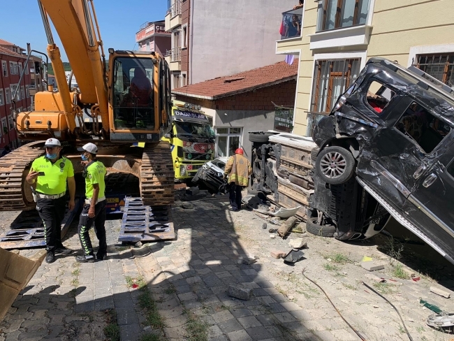 Freni boşalan tır 4 araca ve binaya çarparak durabildi 1