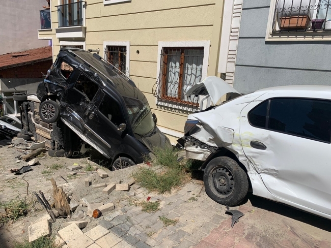 Freni boşalan tır 4 araca ve binaya çarparak durabildi 2