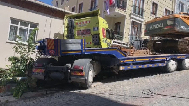 Freni boşalan tır 4 araca ve binaya çarparak durabildi 3