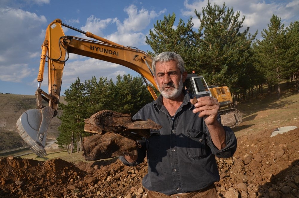 Atık su kanalı kazısında insan kemiği ve mühimmat çıktı 12