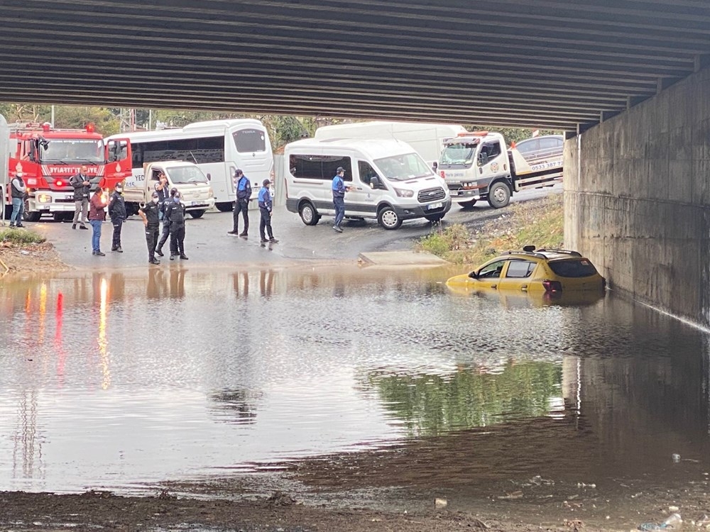 Sağanak yağışta mahsur kalan taksici kepçe yardımıyla kurtarıldı 6