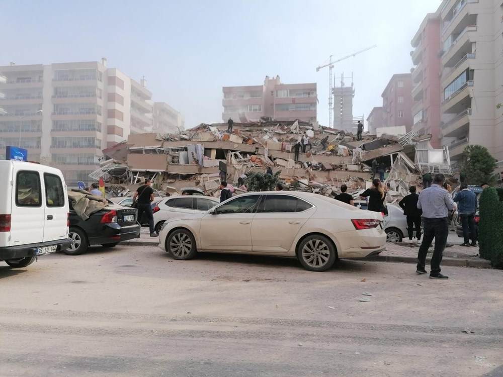 İzmir'deki 6.6'lık deprem oldu! İşte depremden ilk kareler 11