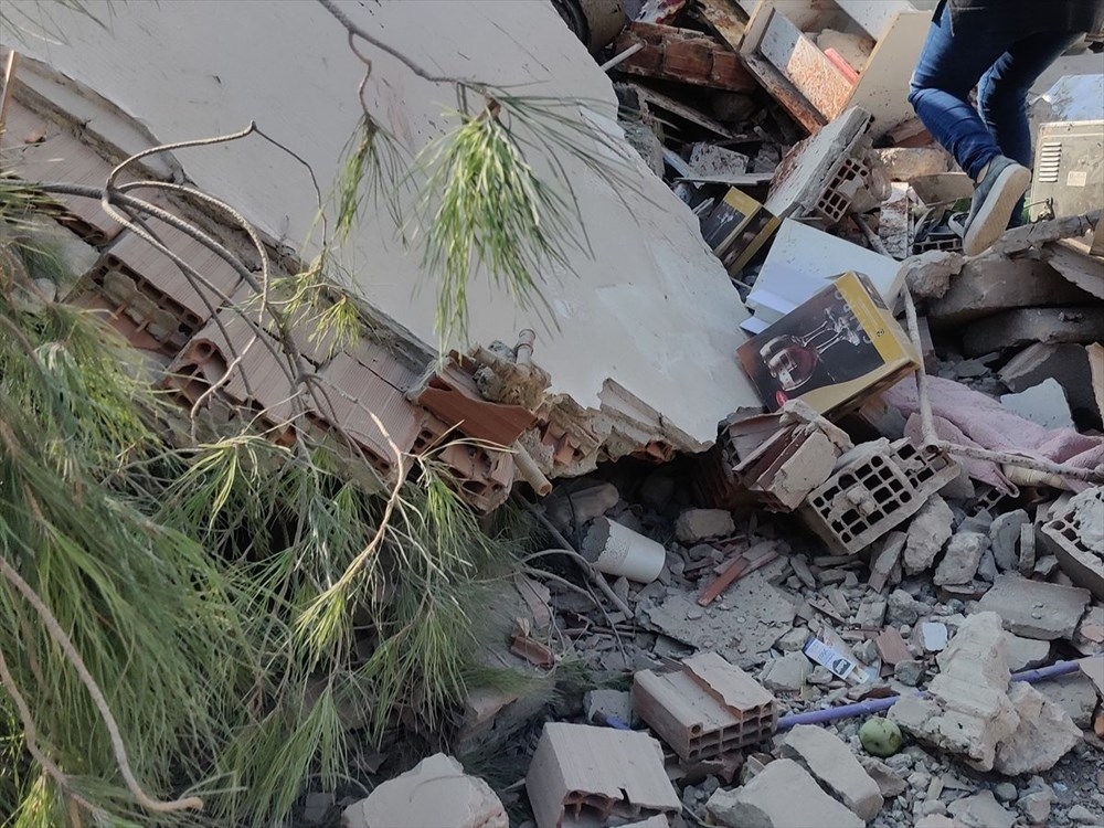 İzmir'deki 6.6'lık deprem oldu! İşte depremden ilk kareler 13