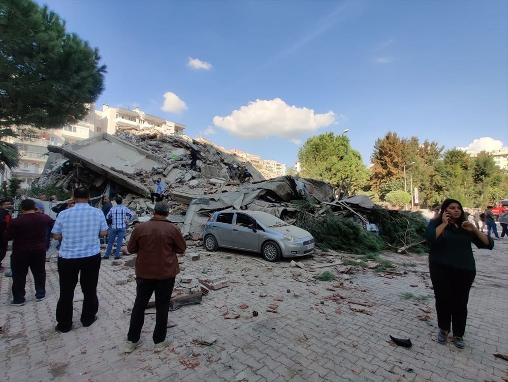 İzmir'deki 6.6'lık deprem oldu! İşte depremden ilk kareler 15