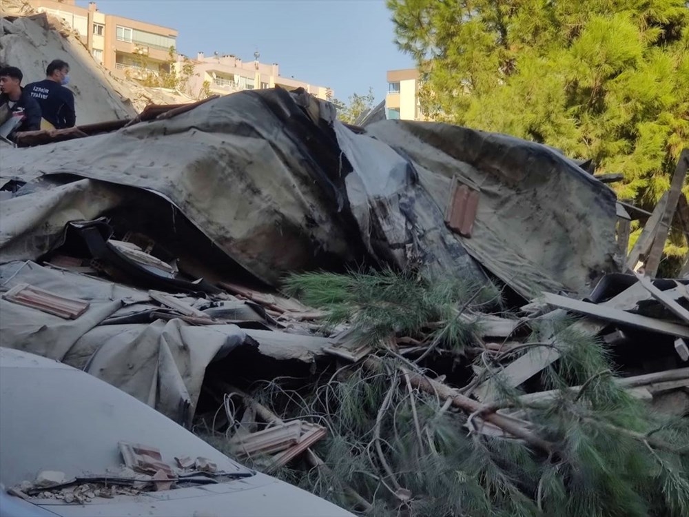 İzmir'deki 6.6'lık deprem oldu! İşte depremden ilk kareler 17