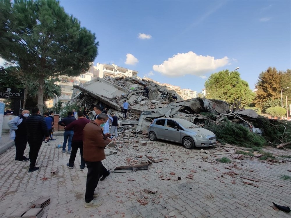 İzmir'deki 6.6'lık deprem oldu! İşte depremden ilk kareler 19