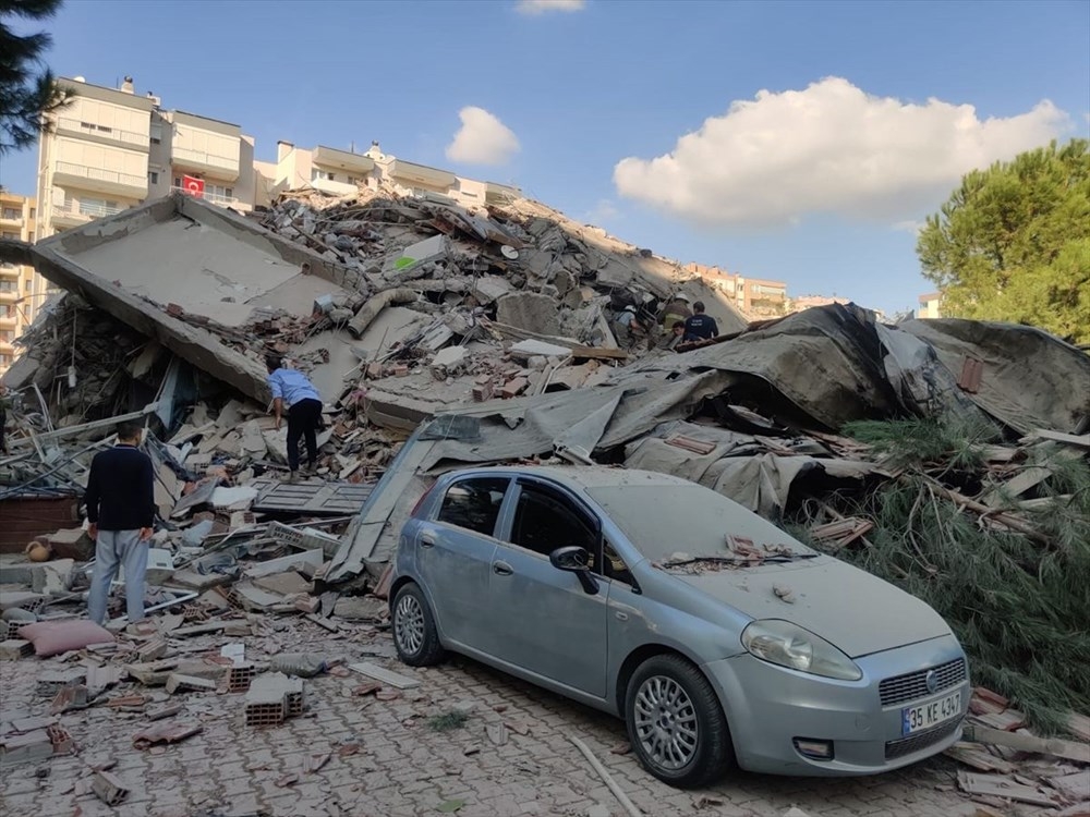 İzmir'deki 6.6'lık deprem oldu! İşte depremden ilk kareler 20