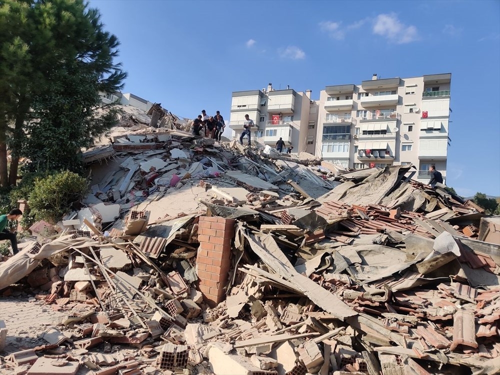 İzmir'deki 6.6'lık deprem oldu! İşte depremden ilk kareler 8